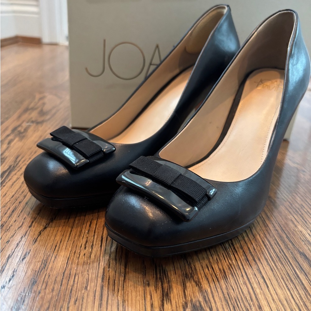 Joan&David black leather pumps w grosgrain detail on toe